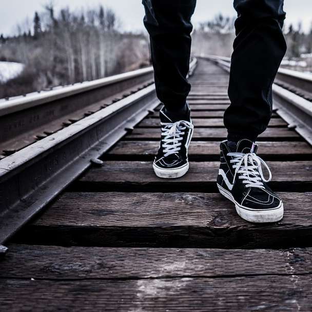 Sneakers aan de spoorlijn schuifpuzzel online
