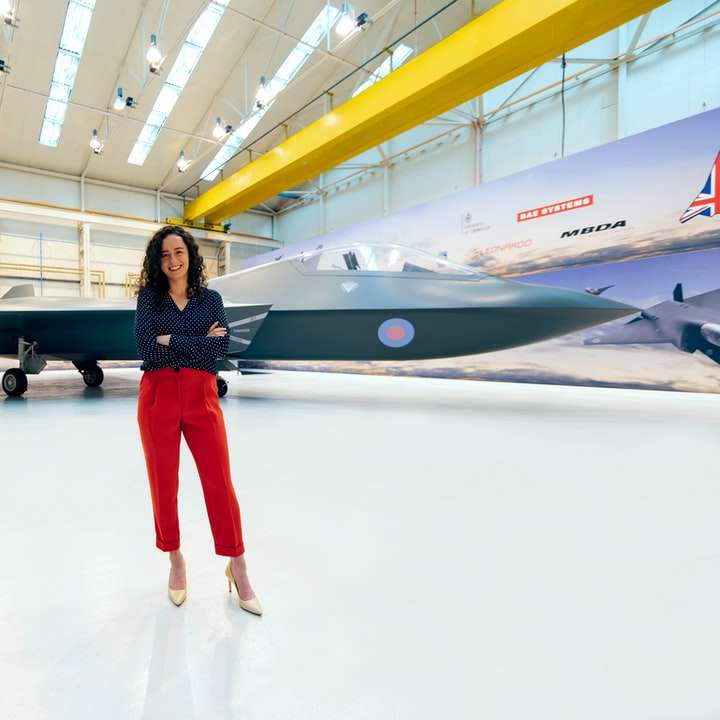 Weibliche Luft- und Raumfahrtingenieurin im Hangar mit dem Tempest-Flugzeug Online-Puzzle