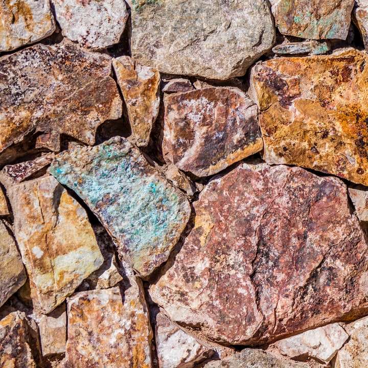 коричневі камені онлайн пазл