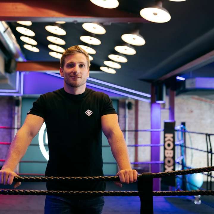 Мъжки инженер стои в боксов ринг онлайн пъзел