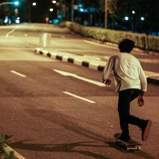човек, каращ скейтборд плъзгащ се пъзел онлайн