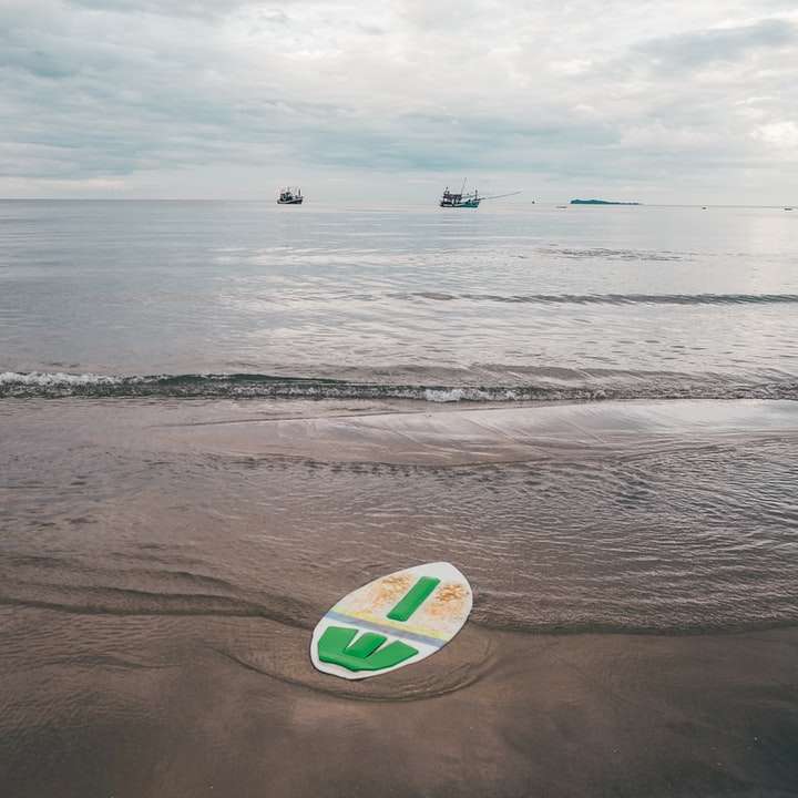 Skimboard i plaża puzzle przesuwne online