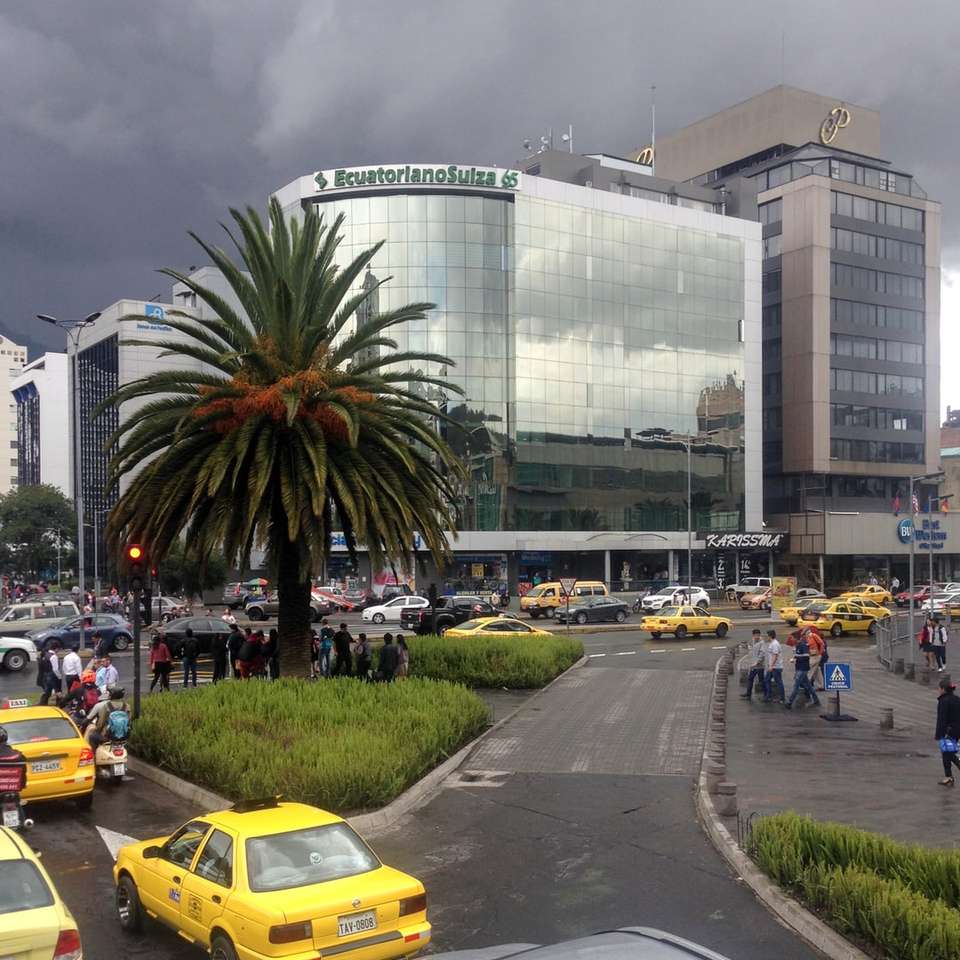Deszczowy dzień w Quito puzzle przesuwne online