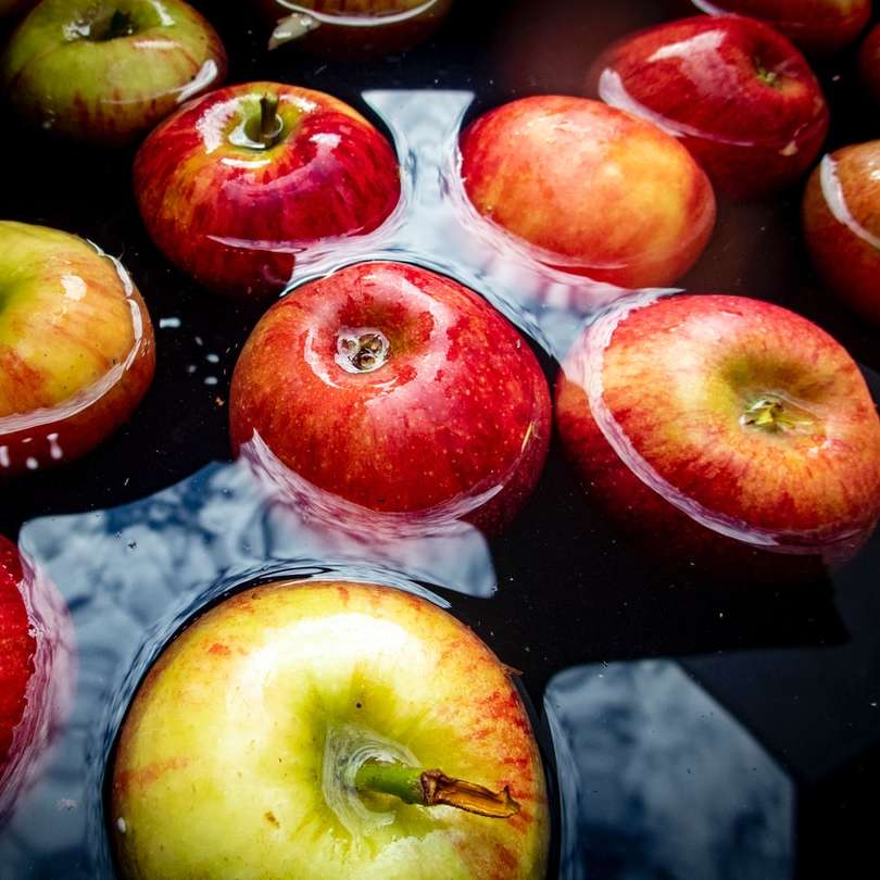κόκκινα και κίτρινα μήλα που επιπλέουν στο νερό συρόμενο παζλ online