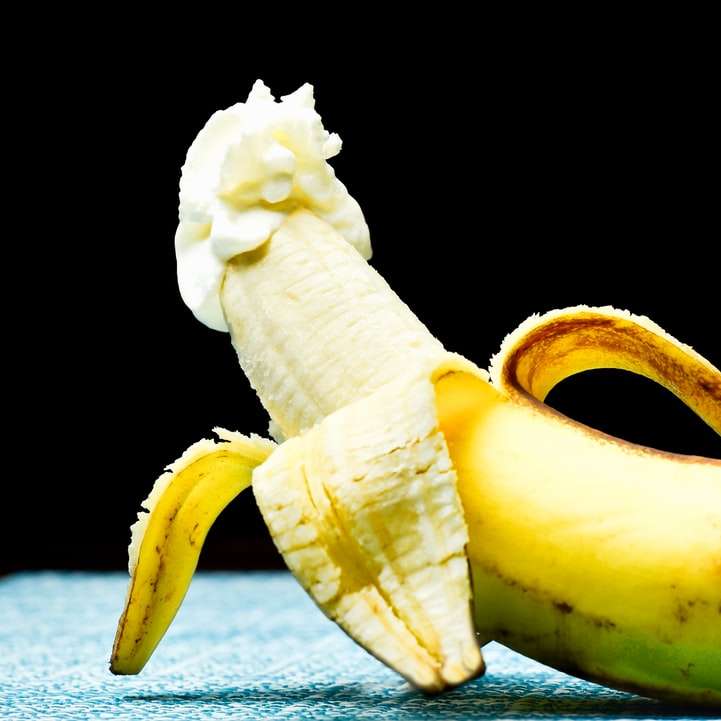 полуочищенный банан со сливками онлайн-пазл