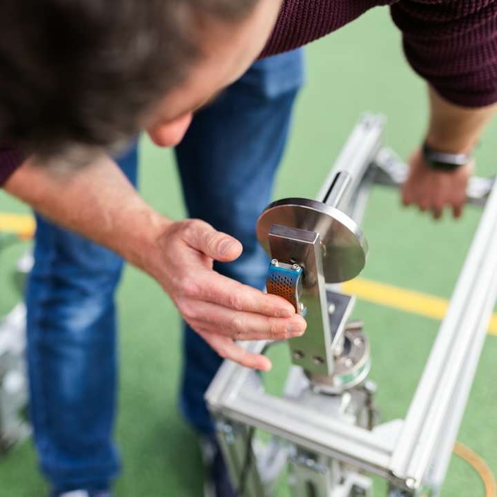 Engenheiro esportivo testa equipamentos de tênis puzzle deslizante online