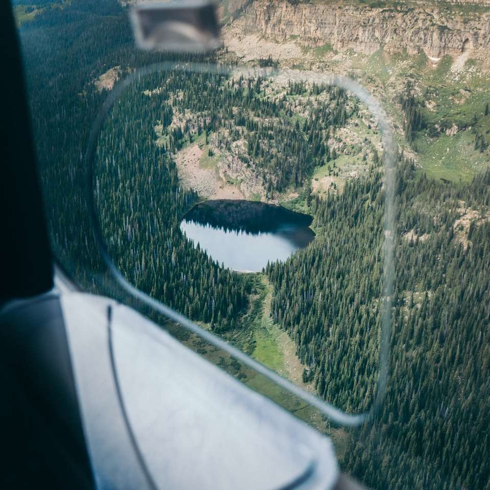Vista aerea di un piccolo lago puzzle scorrevole online