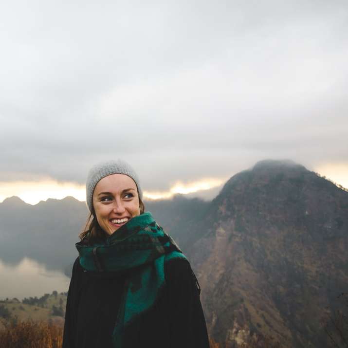 Mulher sorridente no Monte Rinjani puzzle online
