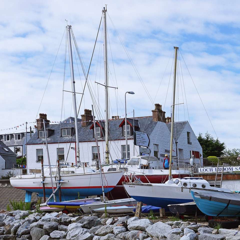 biało-niebieski łódź na doku w ciągu dnia puzzle przesuwne online