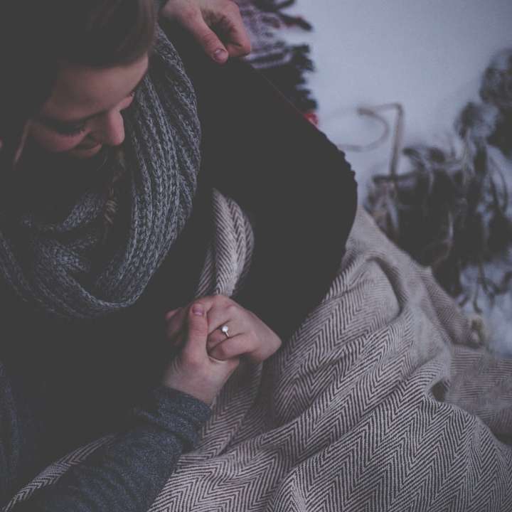 Seated couple snuggling online puzzle