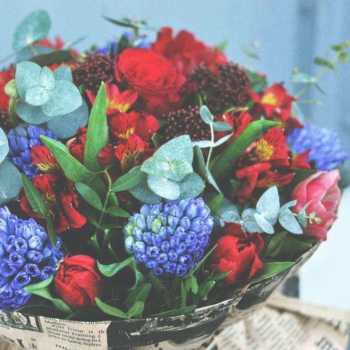 лилави и червени цветя на купа онлайн пъзел
