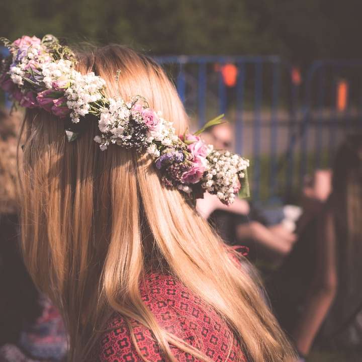 жена, облечена с флорален акцент отгоре онлайн пъзел