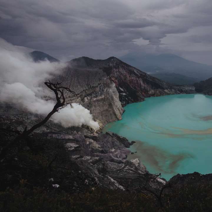езеро в средата на планините през деня плъзгащ се пъзел онлайн