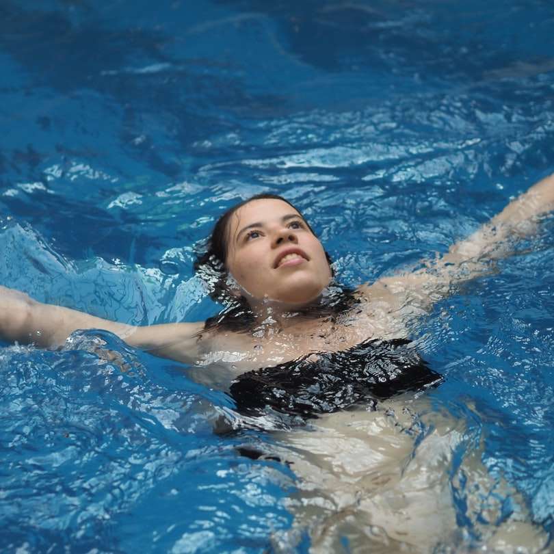 woman swims backwards at the pool online puzzle