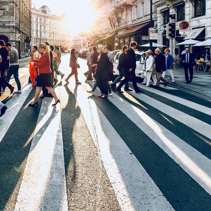 Ludzie przechodzący przez ulicę w Wiedniu. puzzle przesuwne online