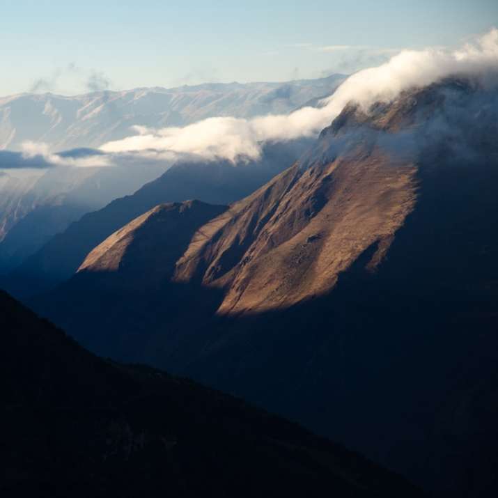 munți acoperiți de nori albi alunecare puzzle online