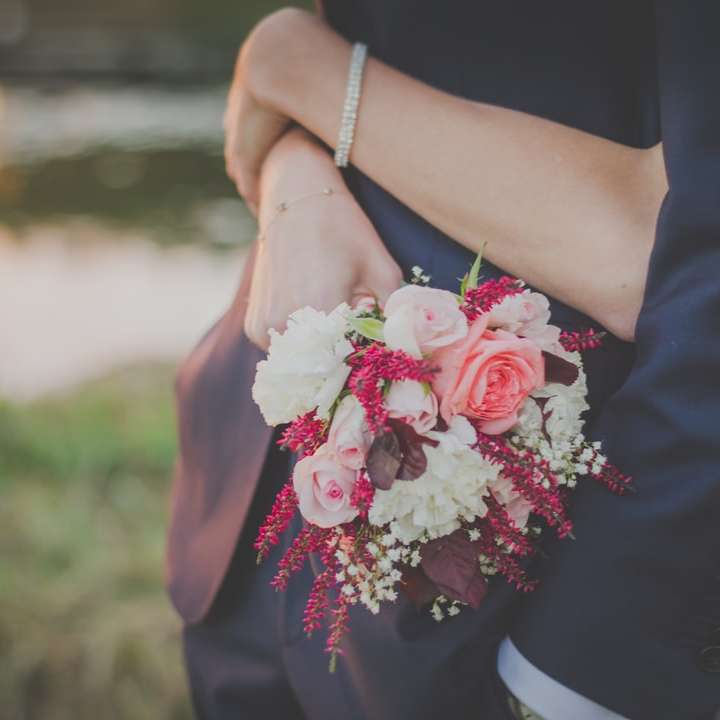 Сватба ден прегръдка онлайн пъзел