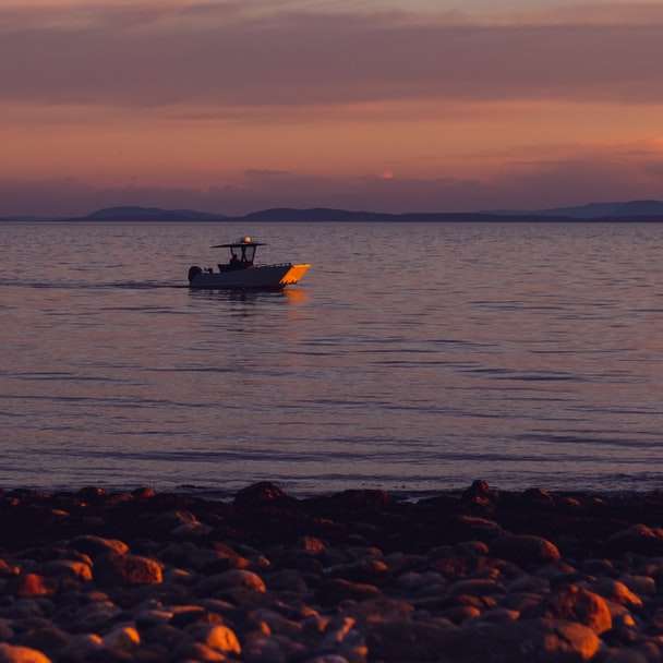 Schattenbild des Bootes auf See während des Sonnenuntergangs Online-Puzzle