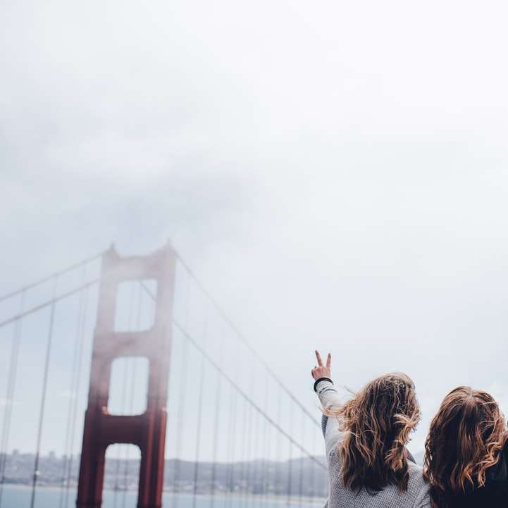 Sinal de paz na ponte Golden Gate puzzle online