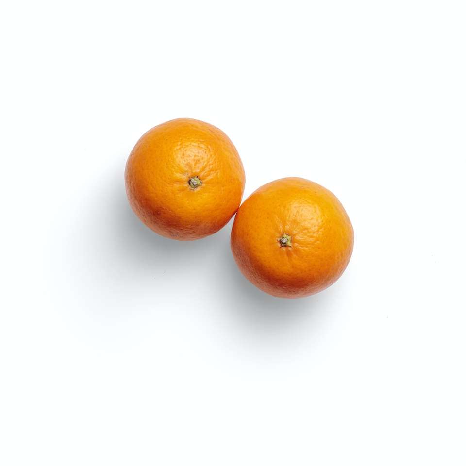 2 orange frukter på vit yta Pussel online
