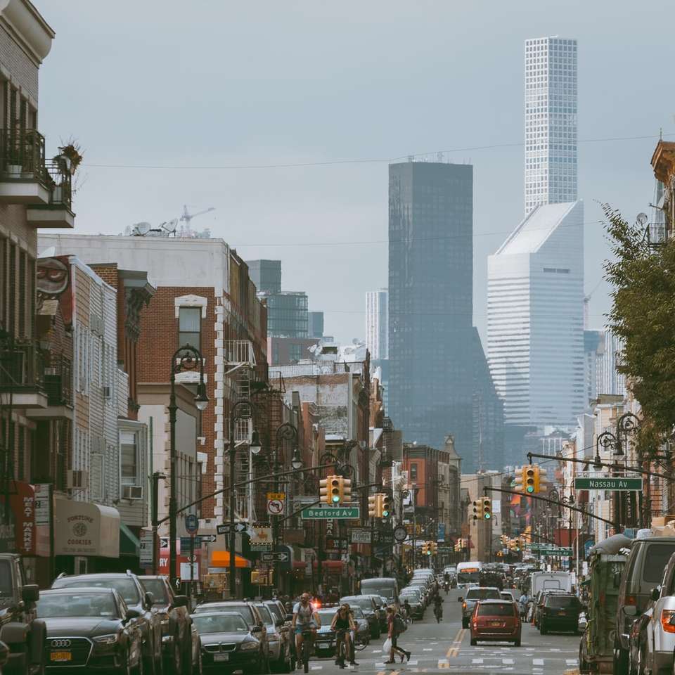 Reusachtige torens boven Brooklyn Street schuifpuzzel online