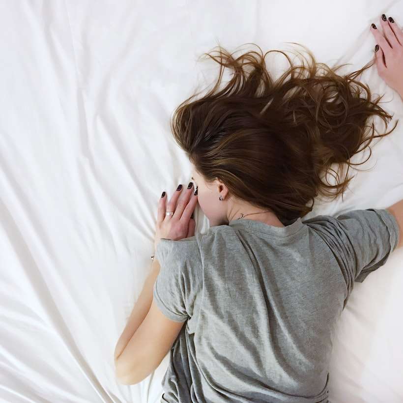 жена, лежаща на леглото плъзгащ се пъзел онлайн