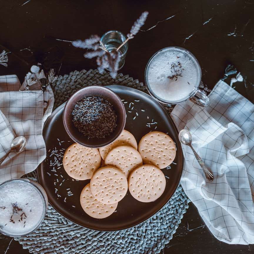 коричневое печенье на синей керамической тарелке онлайн-пазл