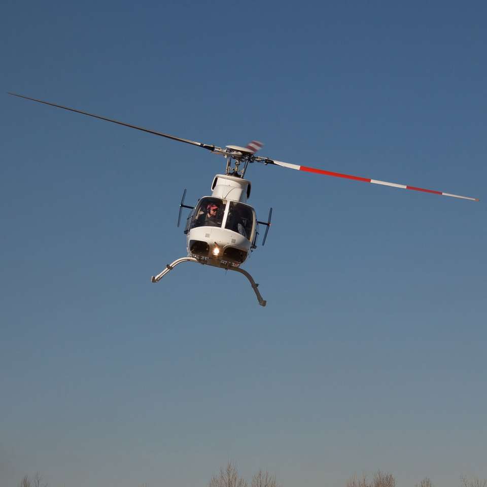 Hubschrauber in der Luft während des Tages Schiebepuzzle online