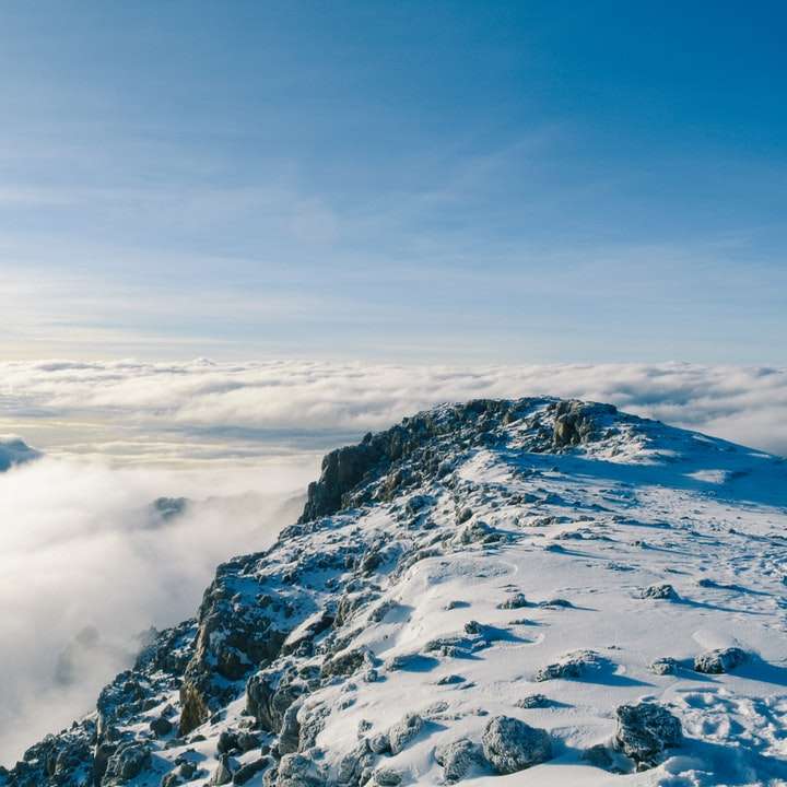 Montanhas nevadas no céu puzzle online