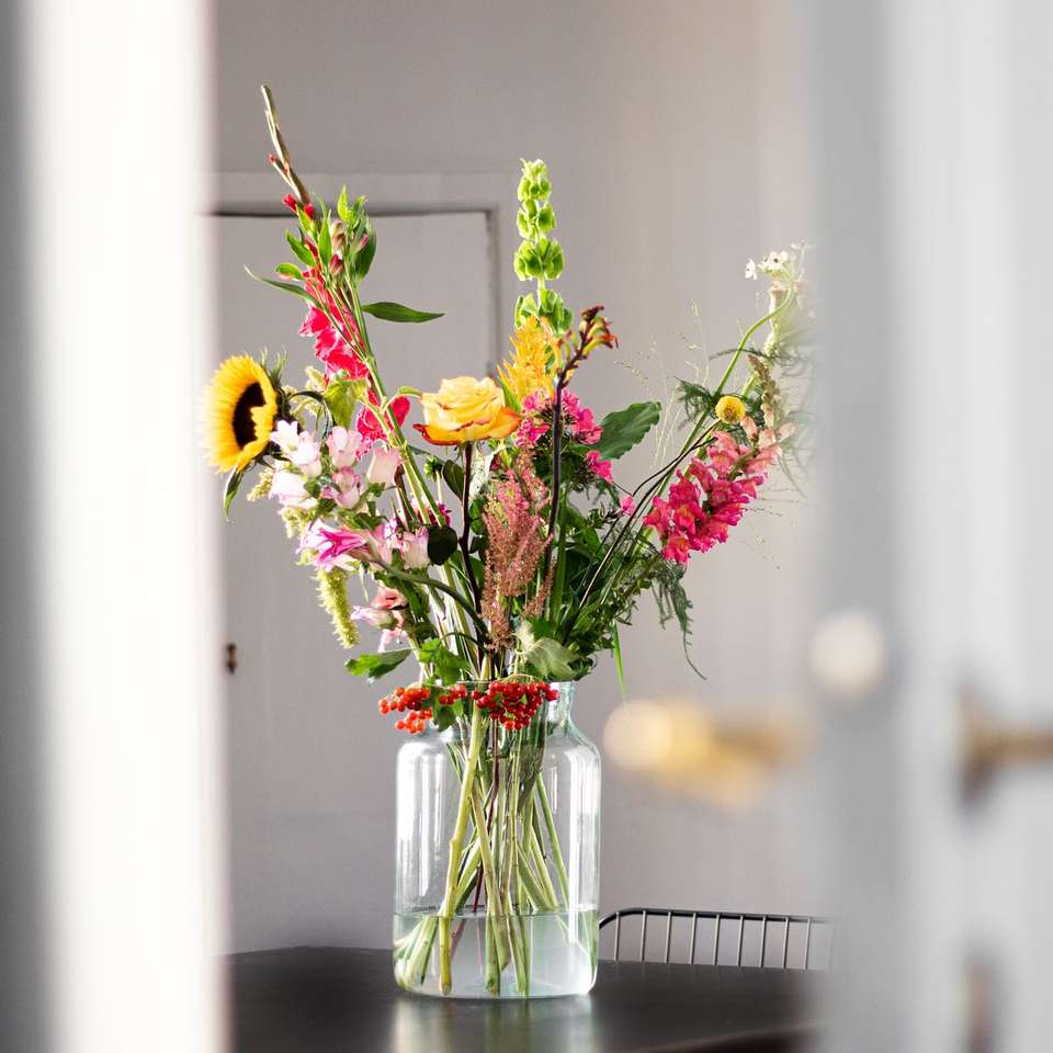 Букет квітів у вітальні онлайн пазл