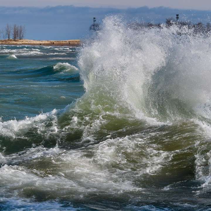 valuri oceanice care se prăbușesc pe mal în timpul zilei puzzle online