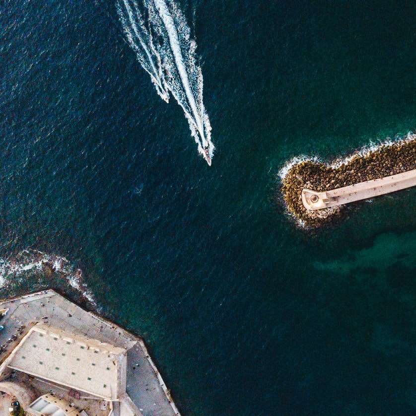 въздушна фотография на пътуващ кораб през деня онлайн пъзел