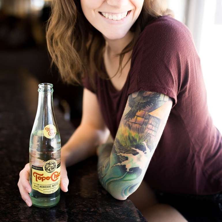 Žena s tetováním pití online puzzle