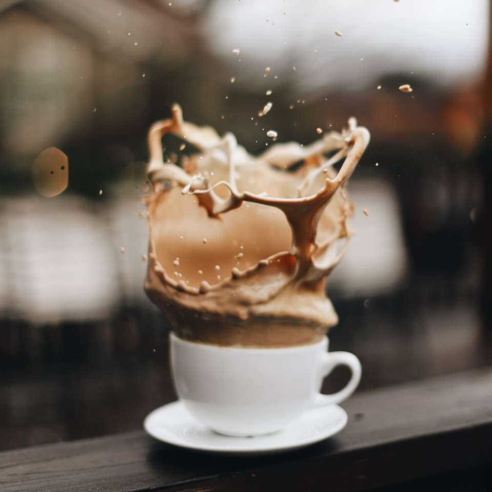 сладолед в бяла керамична чаша плъзгащ се пъзел онлайн