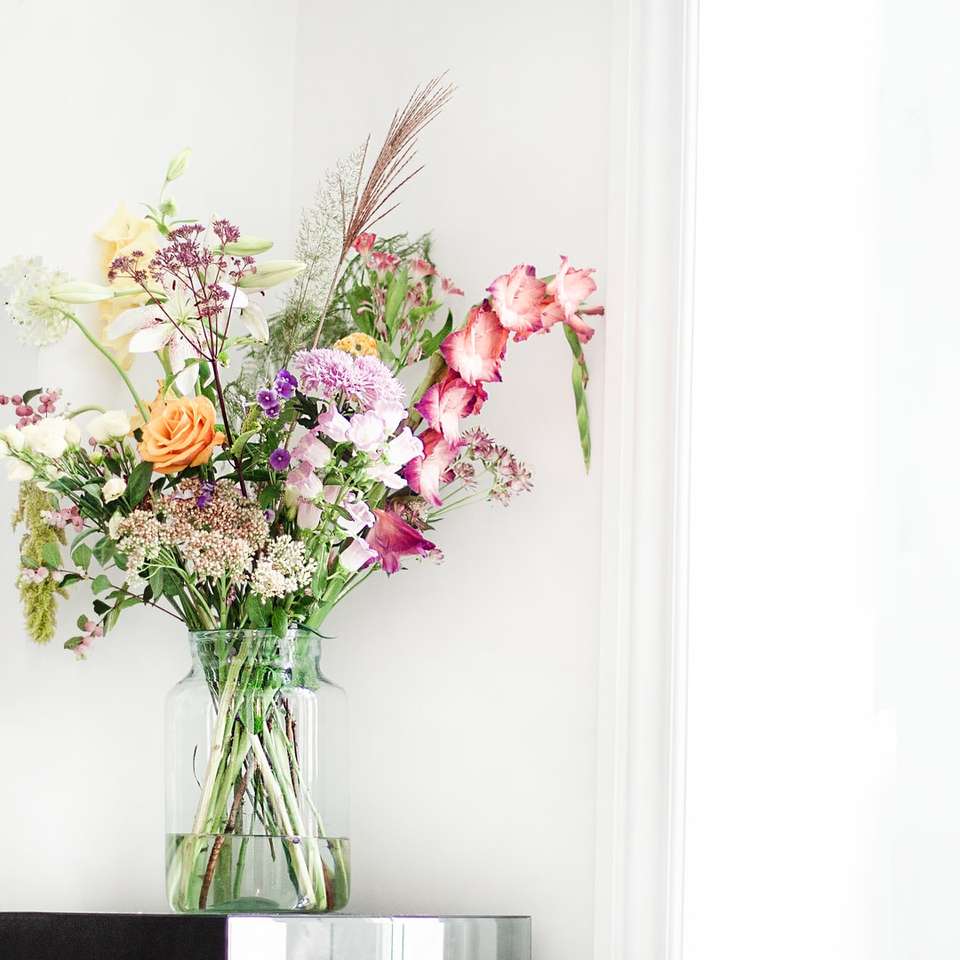 Lös blommabukett i vardagsrum Pussel online