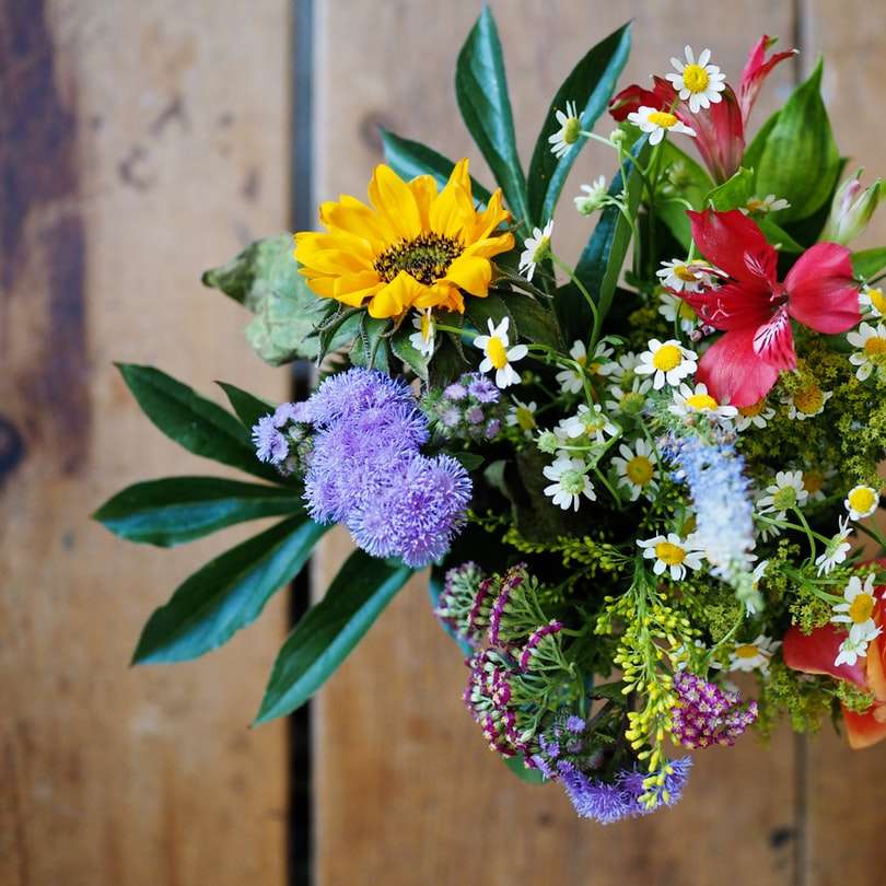 λουλούδια σε διάφορα χρώματα σε καφέ ξύλο online παζλ
