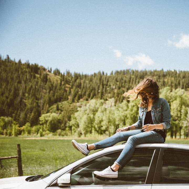 mulher sentada no telhado de um sedan branco puzzle deslizante online