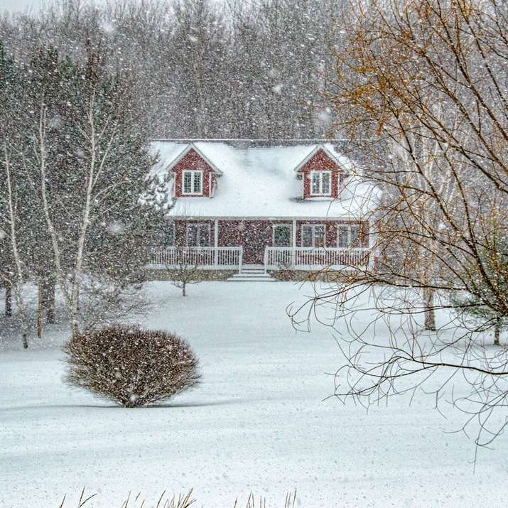 casa na tempestade de neve puzzle deslizante online