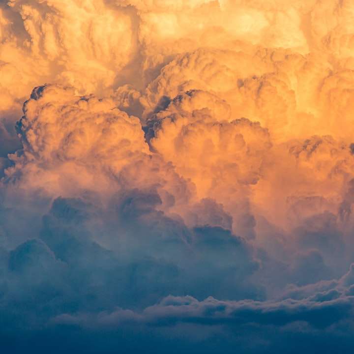 Кучево-дождевые облака во время заката. раздвижная головоломка онлайн