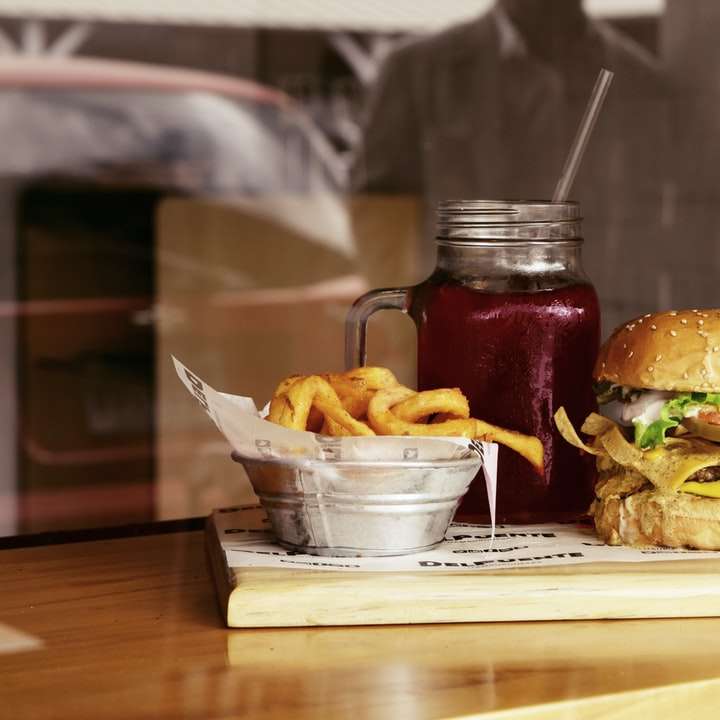 Burger, pommes frites och juice glidande pussel online