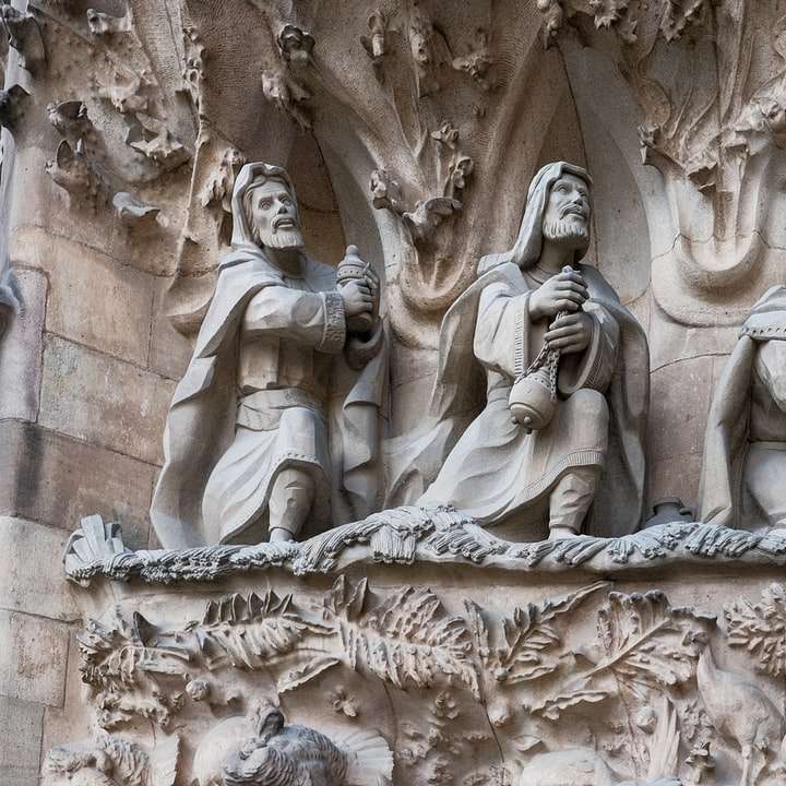 Скулптура на свещеното семейство. плъзгащ се пъзел онлайн
