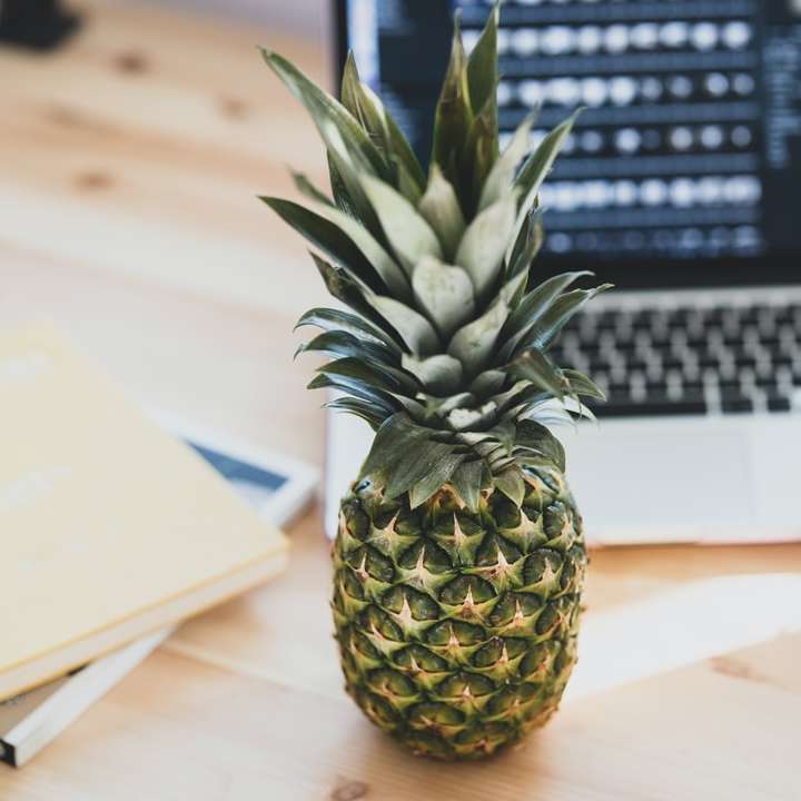ananasfrukt på brunt träbord glidande pussel online