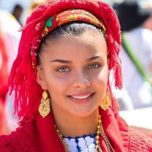une fille du Portugal en costume traditionnel puzzle coulissant en ligne
