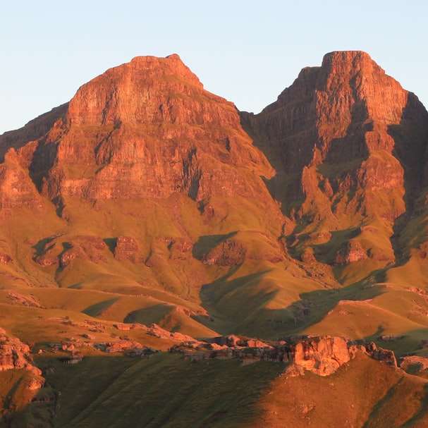 barna hegyek fehér ég alatt nappal online puzzle