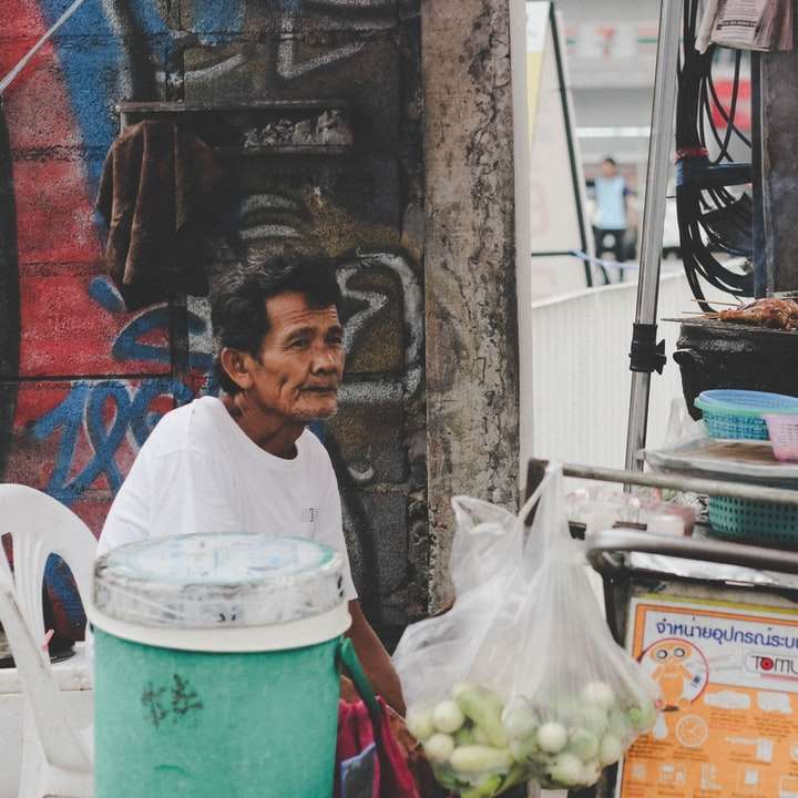 Sprzedawca uliczny z Tajlandii puzzle przesuwne online