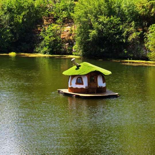 невеликий будиночок на озері онлайн пазл