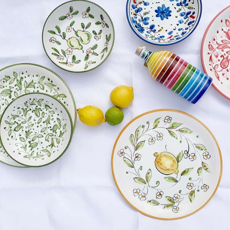 Barevné italské nádobí a talíře od Molleni online puzzle