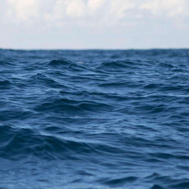澄んだ青い空の下の海 スライディングパズル・オンライン