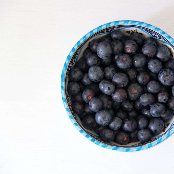 En skål med tvättade blåbär. Pussel online