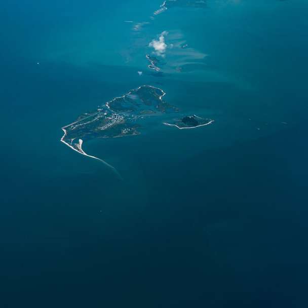 Widok maleńkiej wyspy z nieba. puzzle online